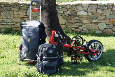 Enrique Casanovas comienza la Vuelta a España en bicicleta plegable